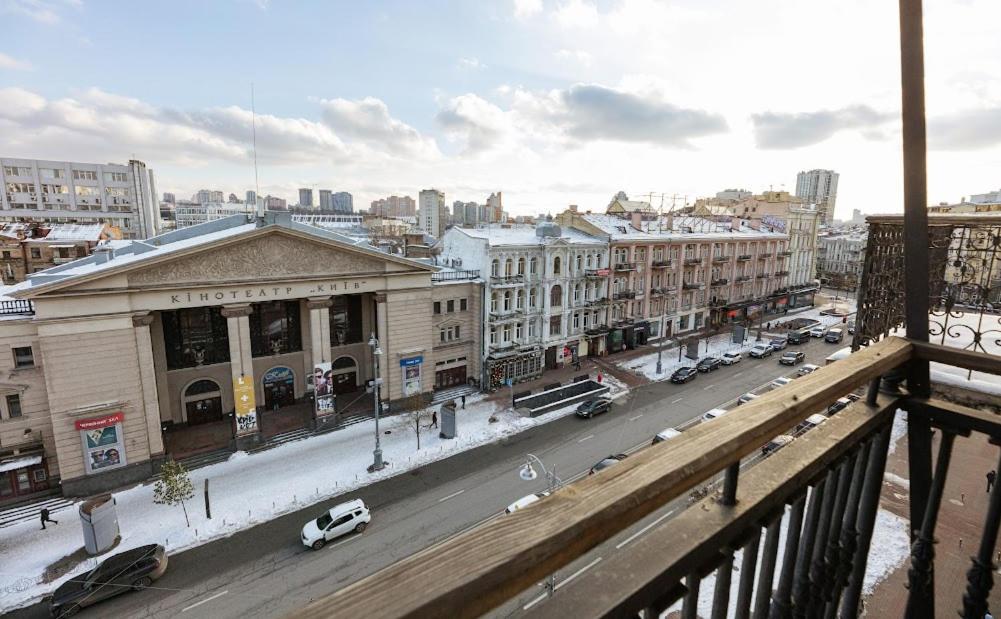 911 Apartments Antonovichа Kiev Exteriör bild